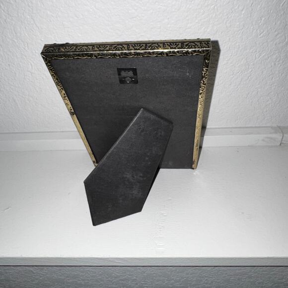 Vintage Ornate Gold Metal Picture Frame – 5x7 Scalloped Edge Brass Tone - Picture 3 of 4